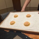 TATSUMI - ラビオローネの元。大きいラビオリ。中に甘エビ、卵黄が入っている。これから料理。その前のプレゼン。期待がたかまります。