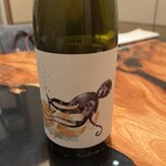 TATSUMI - ワインぺリングの一杯目。イタリアトスカーナ地方の品種、アンソニカを使った白ワイン。アンソニカ・コスタ・デッラ・アルジェンタリオ フォルミケ。結構黄色い、そして塩っけあるミネラル分高めのお酒。