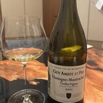 TATSUMI - ペアリング5杯目。アミオ・ギィ・エ・フィス　シャサーニュ・モンラッシェ　ヴィエイユ・ヴィーニュ ブラン。グラスはロブマイヤーで高級感でちゃいます。　