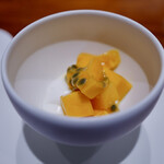 馳走西健一 - ⑪ココナッツのブランマンジェ、マンゴー(静岡県藤枝産)、パッションフルーツ(静岡県焼津産)のせ