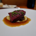 馳走西健一 - ⑨炭火焼き日本鹿背ロース(静岡県清沢産、雌、3歳)、炭火焼き玉取茸(静岡県藤枝産)、赤ワインとジェのソース掛け