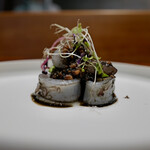 馳走西健一 - ④泳がせ神頭烏賊(静岡県駿河湾産、サスエ前田魚店)、神頭烏賊の烏賊墨&神頭烏賊の下足出汁のソース和え、カリフラワーのピューレソース敷き、スプラウト載せ、フィンガーライム添え