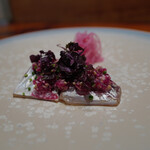 馳走西健一 - ②泳が②泳がせ真鯵(静岡県駿河湾産、サスエ前田魚店)、刻み枝豆&刻みビーツ&刻みレッドオニオンの山椒醤油マリネしたソース掛け、紫キャベツのピクルス添えせ真鯵(静岡県駿河湾産、サスエ前田魚店)、刻み枝豆&刻みビーツ&刻みレッドオニオンの山椒醤油マリネしたソース掛け、紫キャベツのピクルス添え