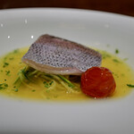 馳走西健一 - ⑤蒸し泳がせ黒鯥(静岡県駿河湾産、サスエ前田魚店)、細切りズッキーニのパスタ風、ミニトマト添え、魚介のサフラン&ハーブのスープ仕立て