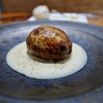 馳走西健一 - ⑥泳がせ舌鮃(静岡県駿河湾産、サスエ前田魚店)&大葉&ロースト玉葱のパイ包み焼き、、ブールブラン・ソース《ブールブラン・ソースとはワインビネガー、鰯魚醤、魚介類の出汁、生クリーム、バターで作ったもの》添え