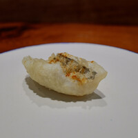 馳走西健一 - ①泳がせエボ鯛(静岡県駿河湾産、サスエ前田魚店)のフリット、焼きペコロス&トマトピューレソース添え