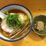 辛醤油らーめん（ペースト別盛）のアップ