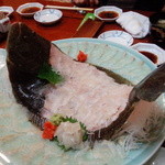 水槽のヒラメ・・。まだ動いてました・・。