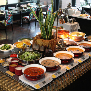 Lunch buffet is being held! All-you-can-eat 5 types of curry every day!