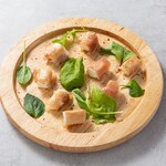 MEAT UP - 生ハムとクリームチーズの自家製ガーリックオイルがけ