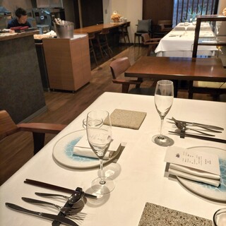 通常2名掛けが3テーブル、カウンタに１～4名様のご案内です