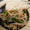 恵比寿餃子 大豊記 - 豚肉ともやしのスパイシー黒胡椒炒め丼