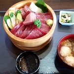 宅配弁当・食堂 たばご屋 - 碗はつみれが入った!　　盛り盛りマグロ丼で!!!