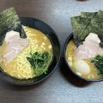 ラーメン 塚田家 - 左:ラーメン　右:女性お子様限定セット