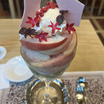 水信フルーツパーラー - 桃のパフェ３５００円。厳選された桃は、ジューシーで甘みも十分です。今期いただいたパフェの中では一番の味わいです！