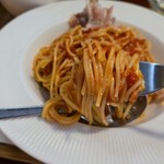 キッチン ブルー グローブ - パスタを巻き取り、いただきます