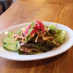 Hachihare - タイ風ハーブと豚肉のサラダ
