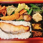キッチンオリジン - 料理写真:サーモンみりん醤油焼きの彩り幕の内弁当　780円税抜