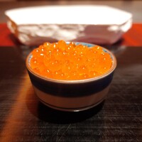 鮨処 つく田 - いくら出汁醤油漬け:柚子、下にシャリ