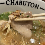 ちゃぶ屋 とんこつ らぁ麺 CHABUTON - ■ちゃぶとんらぁ麺￥940…麺は細めストレートで、スープは標準的な博多風豚骨。具材は、チャーシュー一枚、半熟煮卵半分、刻みネギ、海苔一枚、シナチク、ごま。替え玉は1玉無料。