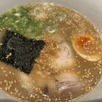 ちゃぶ屋 とんこつ らぁ麺 CHABUTON - ■ちゃぶとんらぁ麺￥940…麺は細めストレートで、スープは標準的な博多風豚骨。具材は、チャーシュー一枚、半熟煮卵半分、刻みネギ、海苔一枚、シナチク、ごま。替え玉は1玉無料。