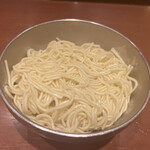 ちゃぶ屋 とんこつ らぁ麺 CHABUTON - ■ちゃぶとんらぁ麺￥940…麺は細めストレートで、スープは標準的な博多風豚骨。具材は、チャーシュー一枚、半熟煮卵半分、刻みネギ、海苔一枚、シナチク、ごま。替え玉は1玉無料。