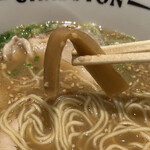 ちゃぶ屋 とんこつ らぁ麺 CHABUTON - ■ちゃぶとんらぁ麺￥940…麺は細めストレートで、スープは標準的な博多風豚骨。具材は、チャーシュー一枚、半熟煮卵半分、刻みネギ、海苔一枚、シナチク、ごま。替え玉は1玉無料。