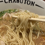 ちゃぶ屋 とんこつ らぁ麺 CHABUTON - ■ちゃぶとんらぁ麺￥940…麺は細めストレートで、スープは標準的な博多風豚骨。具材は、チャーシュー一枚、半熟煮卵半分、刻みネギ、海苔一枚、シナチク、ごま。替え玉は1玉無料。