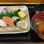 すし処 よかろ - ネタが厚く大粒のもちもちした福井米のシャリ  　　　　じゅんさいがツルリとのどごしの良い　　　　 　　1杯づつ丁寧に出汁をひいた美味しい味噌汁