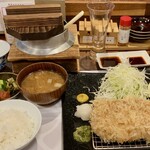 とんかつ 蒼樹 - 羽釜炊きのご飯（この日は佐渡のコシヒカリ）、豚汁、お新香。　ポン酢または山葵醬油がオススメとの事。ヒマラヤ岩塩もナカナカでした。