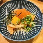 魚屋三代目 鯔背 - サーモンいくらユッケ