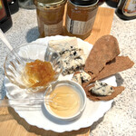 Compain - クルスティヨンDISH//  枇杷コンフィチュール・OME farm はちみつ25    マイ家・ロックホール  Gorgōn ブルーチーズ   まみこまみこ