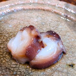 鮨 三心 - 明石の真ダコを手もみ1時間(@_@)　舌にさわる食感が他にはない極上のぬめり。タコのうま煮として最高峰。