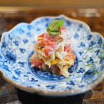 鮨 三心 - 毛ガニとウニ、そこに酢漬けのトマトをシャーベッットにして。和えるトマトをシャーベットにする発想の豊かさ！