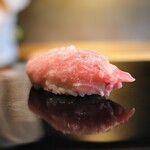 鮨 三心 - 中トロ。中には大トロの蛇腹を練りこむように忍ばせて。