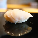 鮨 三心 - アワビを薄く何枚も重ねて。美しきアワビの握りに感動。