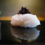 鮨 三心 - ハモ。上に紫蘇。この紫蘇の香りがハモの味わいを引き立てる！