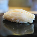 鮨 三心 - おなじみの剣先イカ。繊細な包丁の入れ方が口の中で見事な食感となる。