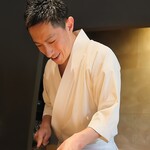 鮨 三心 - 締めに大将の笑顔のショットも。