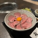 焼肉どころ 鼎 KANAE - ランチメニュー和牛雌ローストビーフ丼