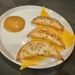 Oil  - きのこのエンパナーダ、ボラーチョソース