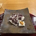 おかもと - 7. 淡路産特急品の鱧の塩焼き、刻んだ赤芽紫蘇、平兵衛酢。長芋と梅と山葵。