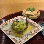 おかもと - 琵琶湖産鮎を揚げて酢にくぐらせたもの、万願寺とうがらしと卵黄のソース。