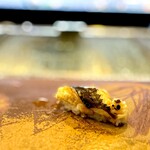 鮨 難波 - アナゴ。 ここでは、最終工程において竹の葉に包んで焼きます。 江戸前を踏襲したほぼ崩壊系のアナゴ。 旨いなぁ。