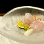 鮨 難波 - アラとヒラメ。 1日置いたアラとヒラメ。 なんと美しい。 熟成熟成言うてる熟成信者たちを大内刈りでなぎ倒すほどの強烈な旨味のアラ。 食感が楽しめる肉質を残して、旨味も十分なら熟成の出る幕はないのです。 熟成もいい、フレッシュもいい。