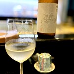 鮨 難波 - おまかせ＃４ 魚津酒造の帆波 純米大吟醸 山田錦 シルバーウエーブ。 無濾過原酒・瓶貯蔵のシリーズ「帆波」は限定酒。 ピンクウェーブ、オーシャンウェーブとかもあるんですよね。 これ以降、酒の写真、撮り忘れ。