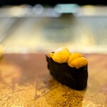 鮨 難波 - バフンウニ。 なんだか、ここまで繊細さ、清澄感、濃厚な旨味まで味わってきて、一番濃厚なウニ が霞んで感じます。 十分旨いんだけどね。 ほんと満足度の高いラインナップでした。