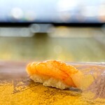 鮨 難波 - 甘エビ。 誰もが知ってる富山湾のスーパースター、甘エビ。 関東のスーパーなどで見かける甘エビとは姿形がまったく違います。 文字通り、甲殻類特有の甘みがとびっきり強いエビ。 表面のねっとり感、咀嚼のたびに味わえるしっとりとした肉質、濃厚な香りも特徴です。 とろけるように口の中が蹂躙されます。