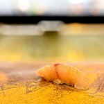 鮨 難波 - クロムツ。 「ノドグロ」の愛称をもつアカムツに対し、あまりメジャーでないけど、実は高級魚。 上質で繊細な脂がのってて旨いんです。 名前が似てても、生物学的にはクロとアカはまったく似てない魚です。