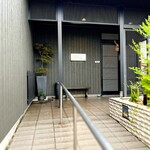 鮨 難波 - ゆるやかなスロープが設置してあります。 手すりまであります。 なんとも行き届いた心遣い。